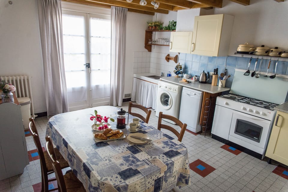 Kitchen/dining.