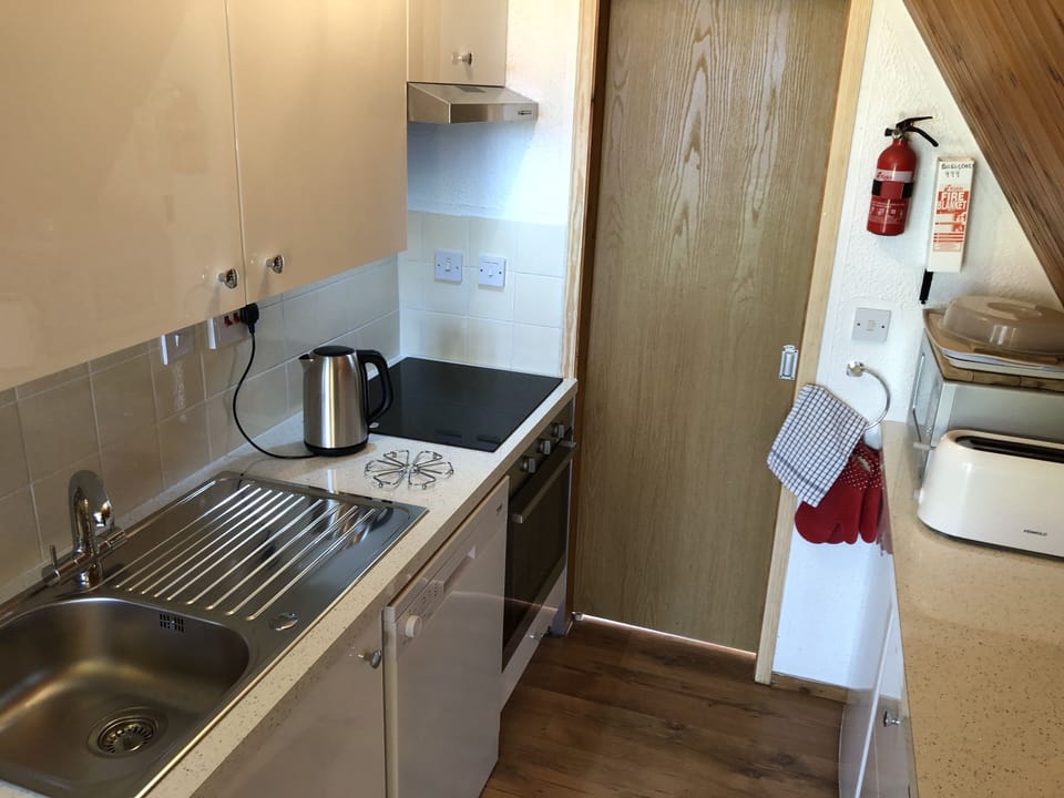  Kitchen with oven, ceramic hob, fridge, dishwasher, microwave, toaster.