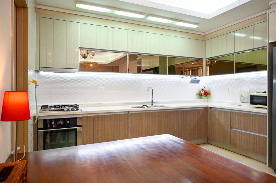 Big kitchen, 5,5 metres long. 