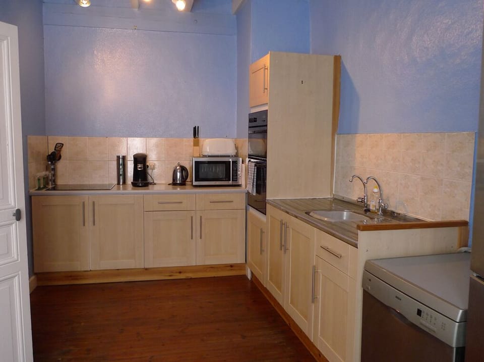 kitchen fully equipped 