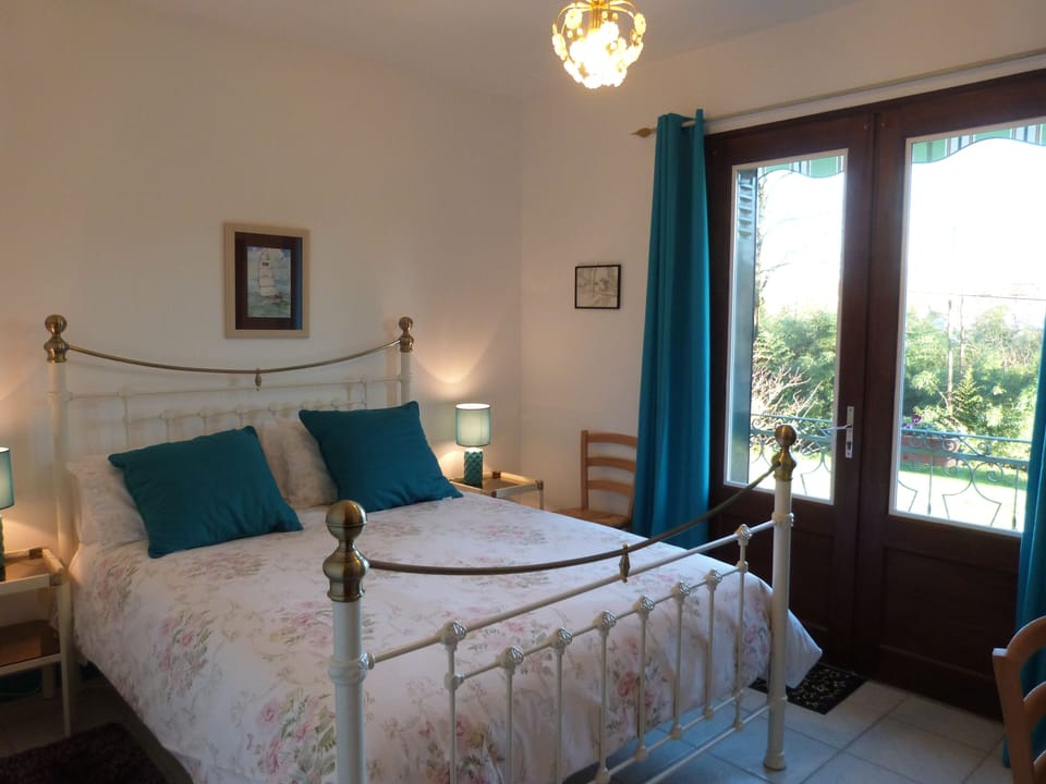 The front bedroom with it`s King size bed and silk duvet