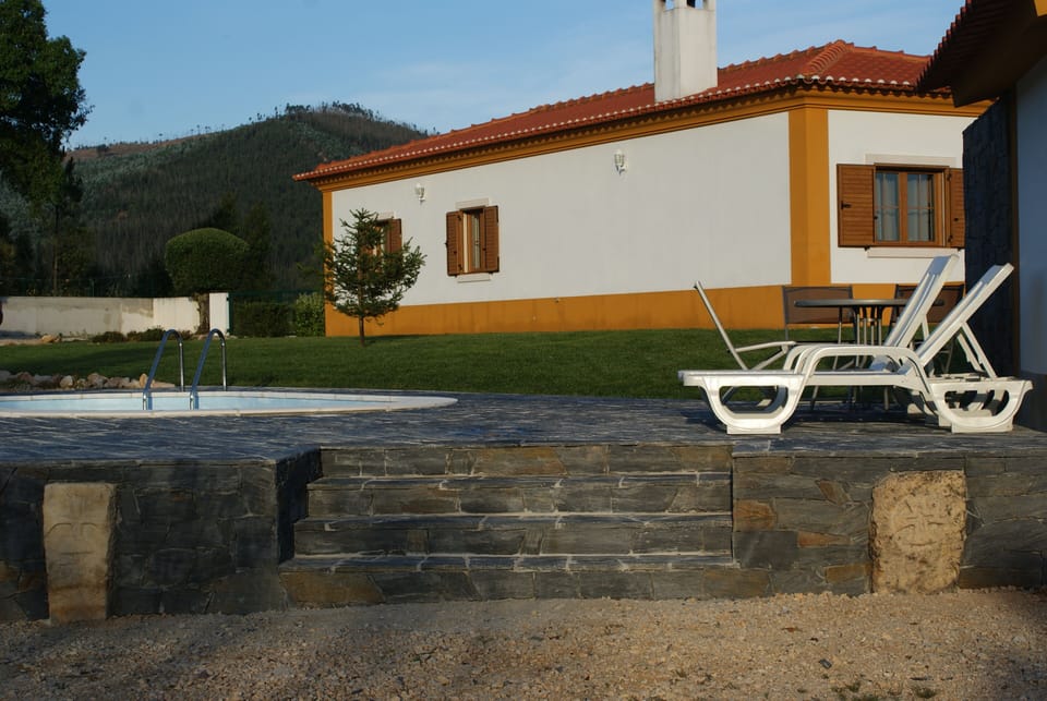 Casa da Eira - Zona de descanso junto da piscina
