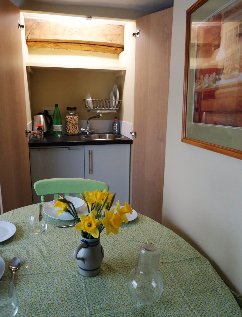 Breakfast room with fridge, kettle and sink