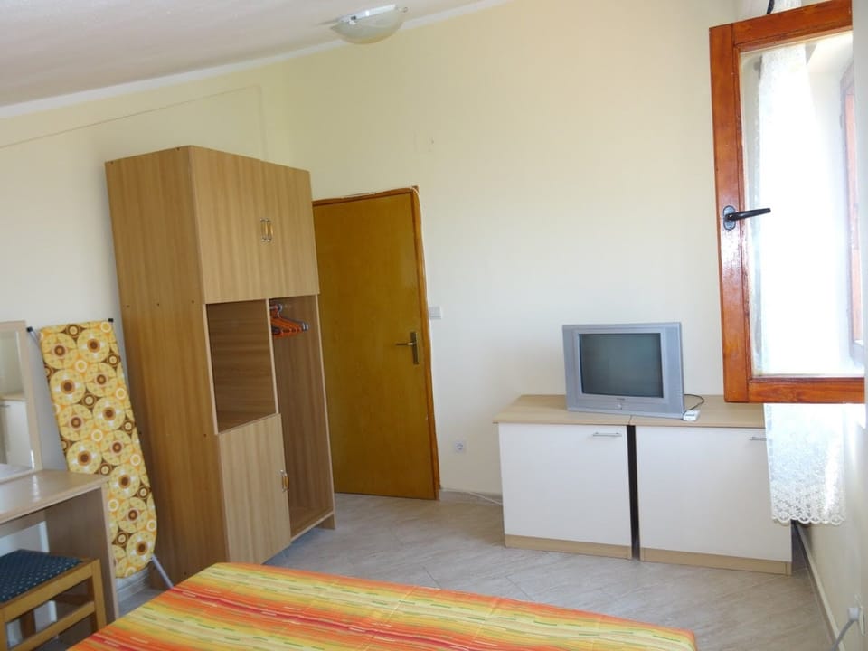 Bedroom with double bed5