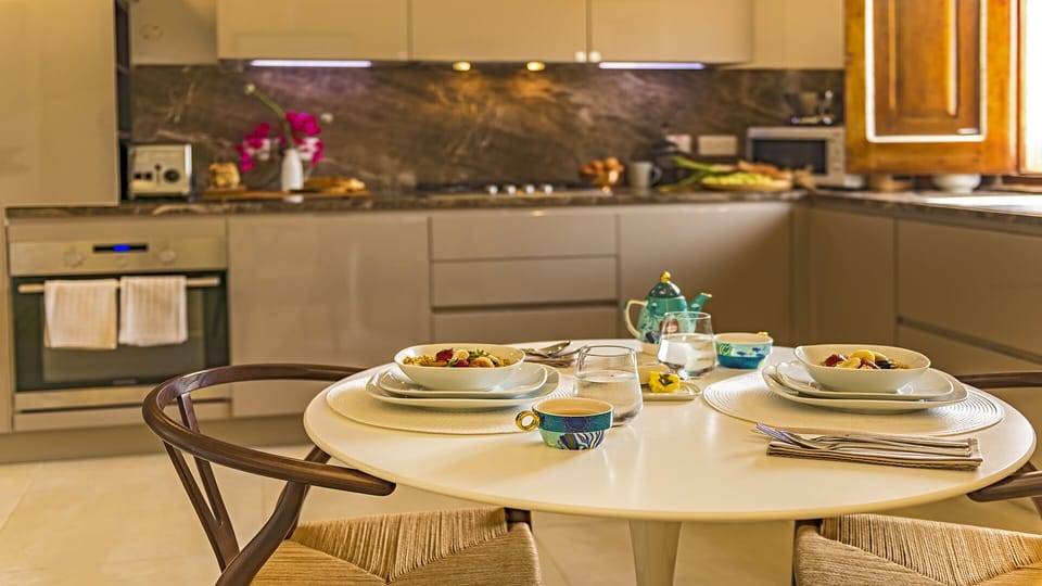 Kitchen with small breakfast table