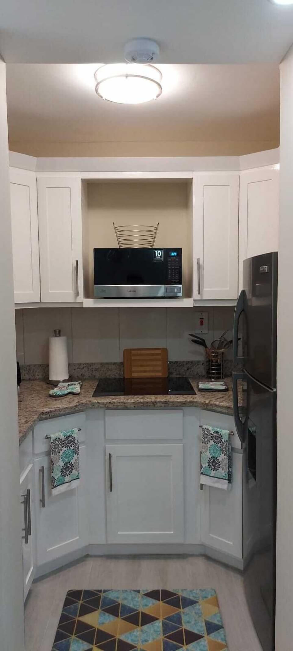 Well equip  kitchen, with ceramic hob, fridge/freezer, toaster, kettle, etc