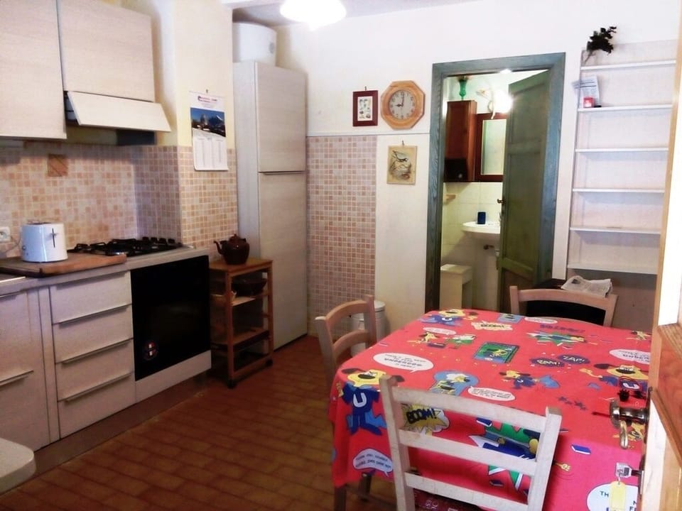 THE KITCHEN  WITH TABLE FOR 3/4