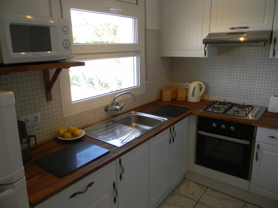 Fully equipped modern kitchen