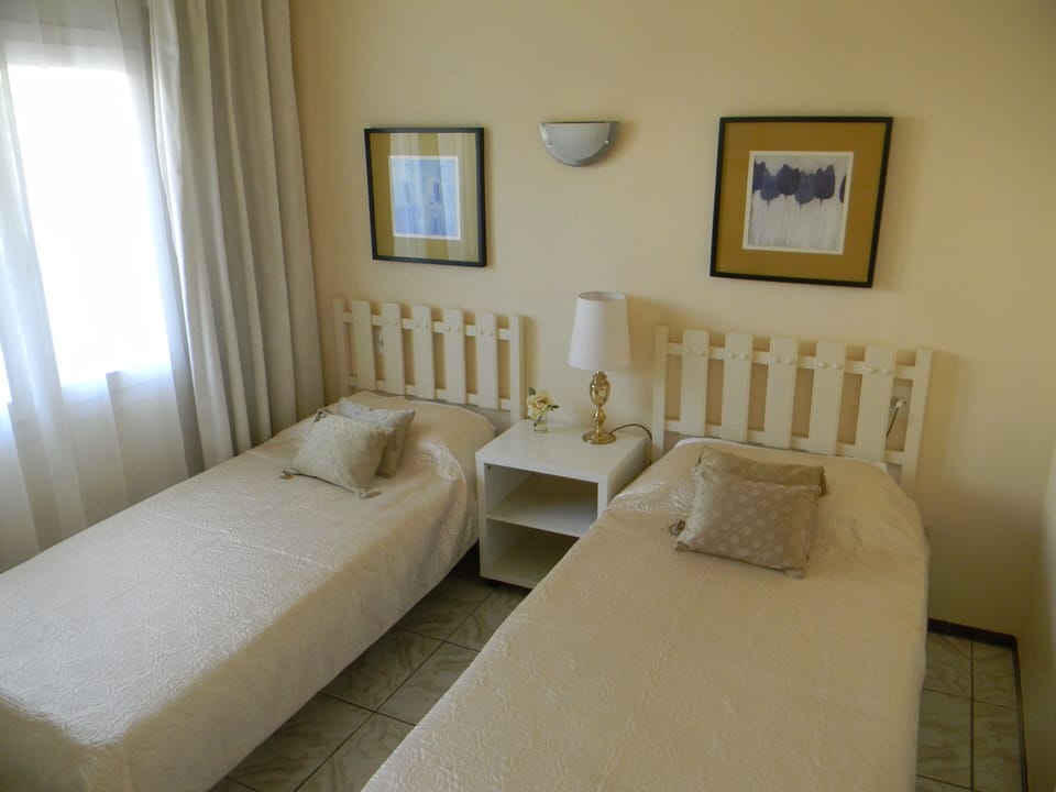 2nd bedroom with single beds