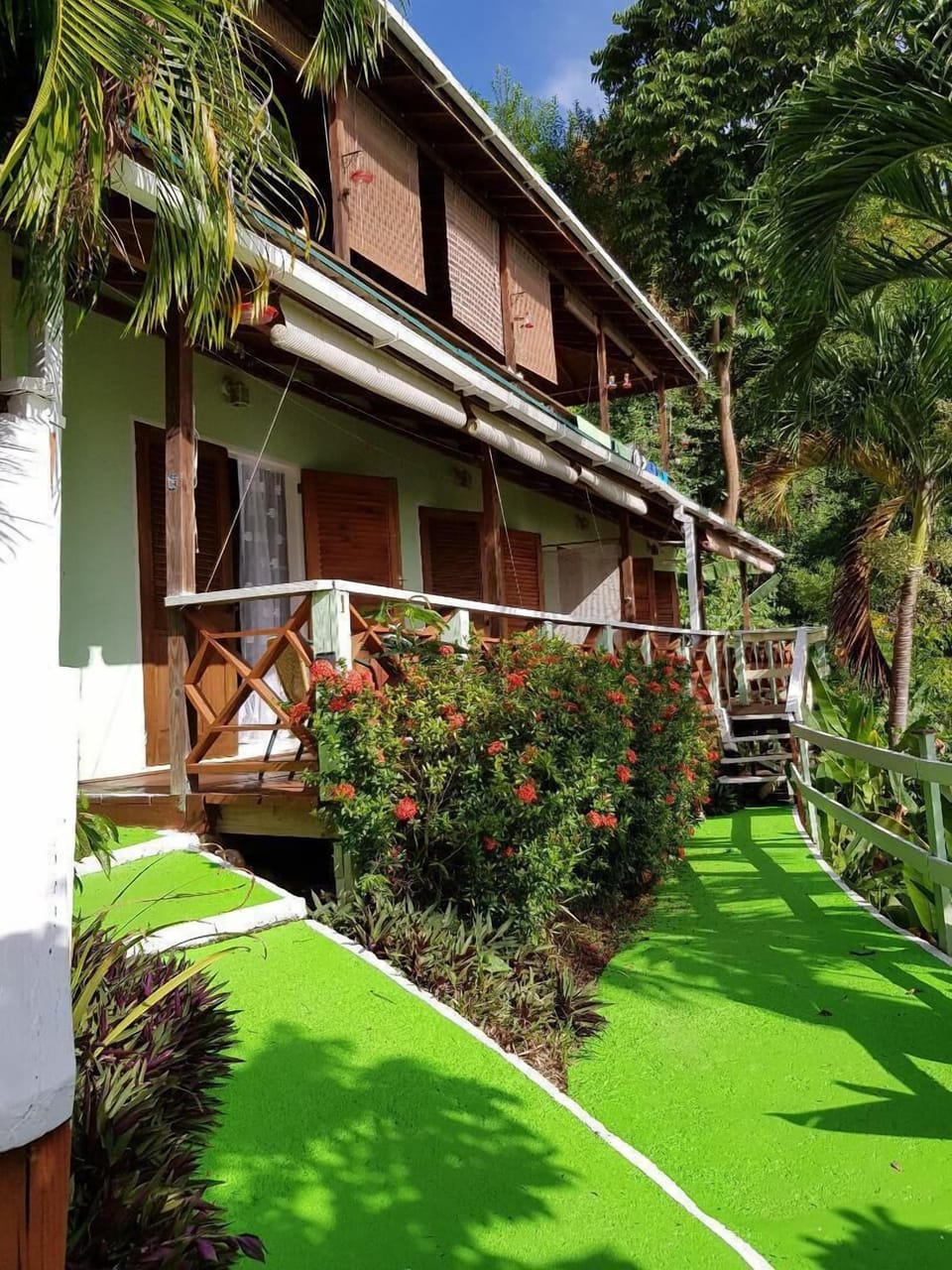 Carpe Diem Villa - Seize the Day!
2 Studios downstairs 2 Bed roomed apt upstairs
