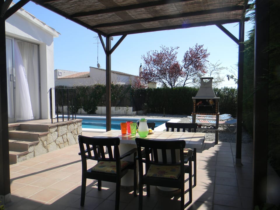Barbecue area, next to swimming pool