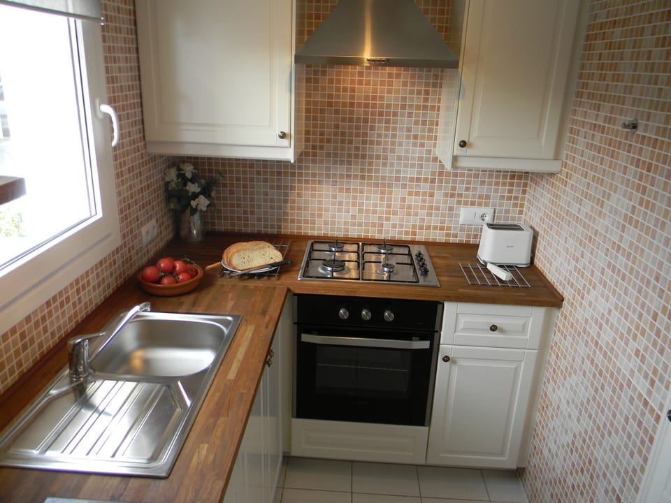 Fully equipped modern kitchen