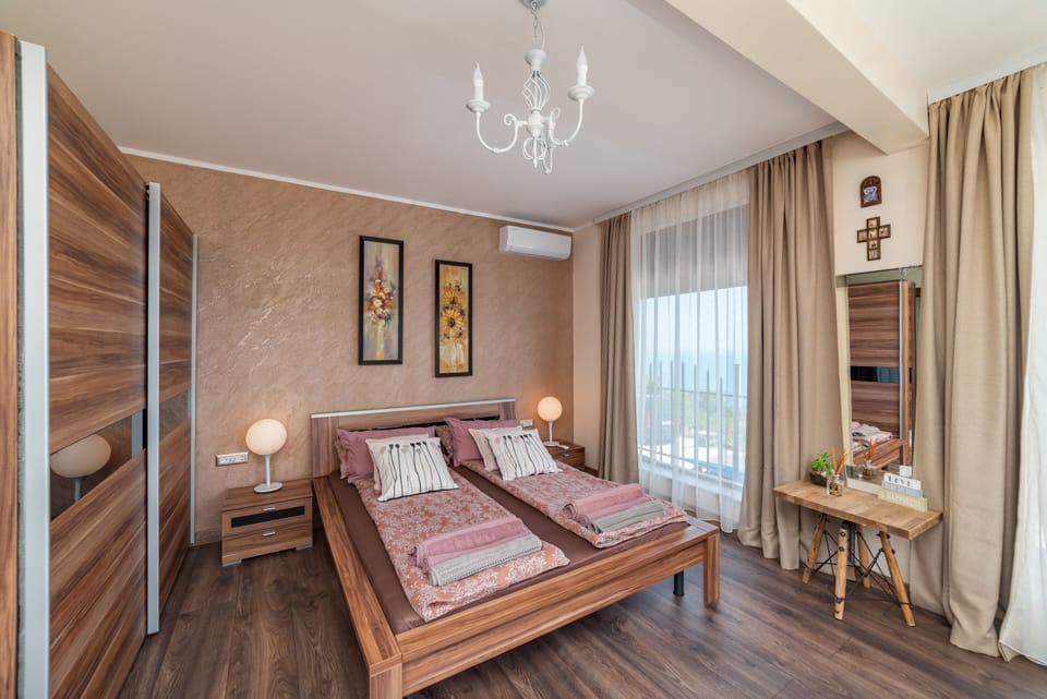 1st bedroom, 1st floor 