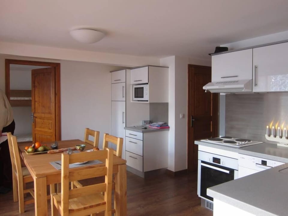 Les Saisies Carons dining room from living room
