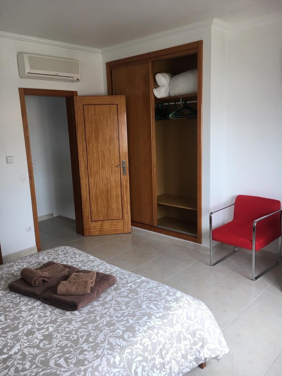 Double bedroom with fitted wardrobe
