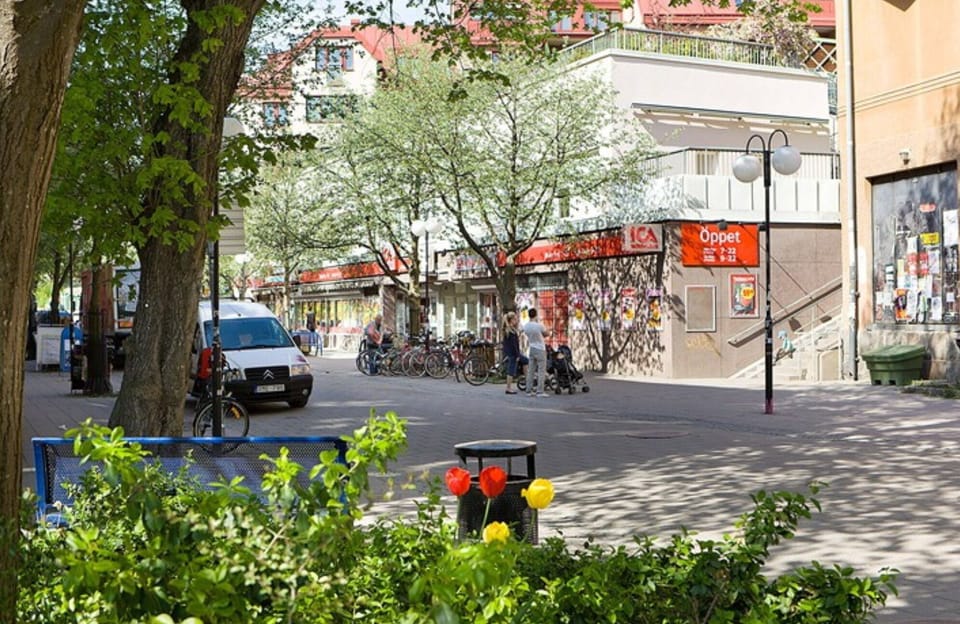 Nearby shop and metro - 300 meters