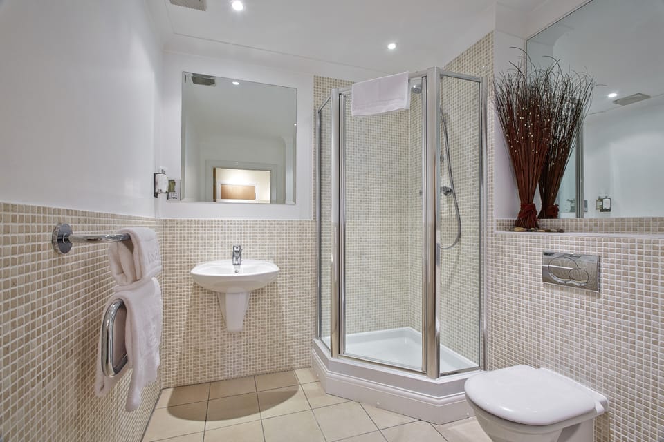 Spacious main bathroom 