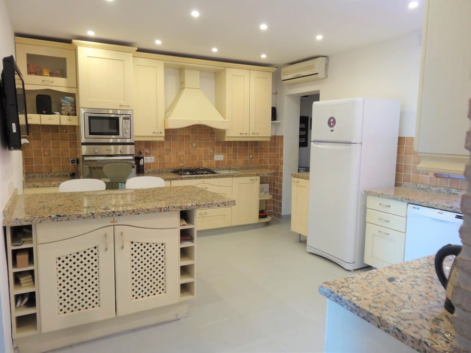 Kitchen, worktops and cooking facilities
