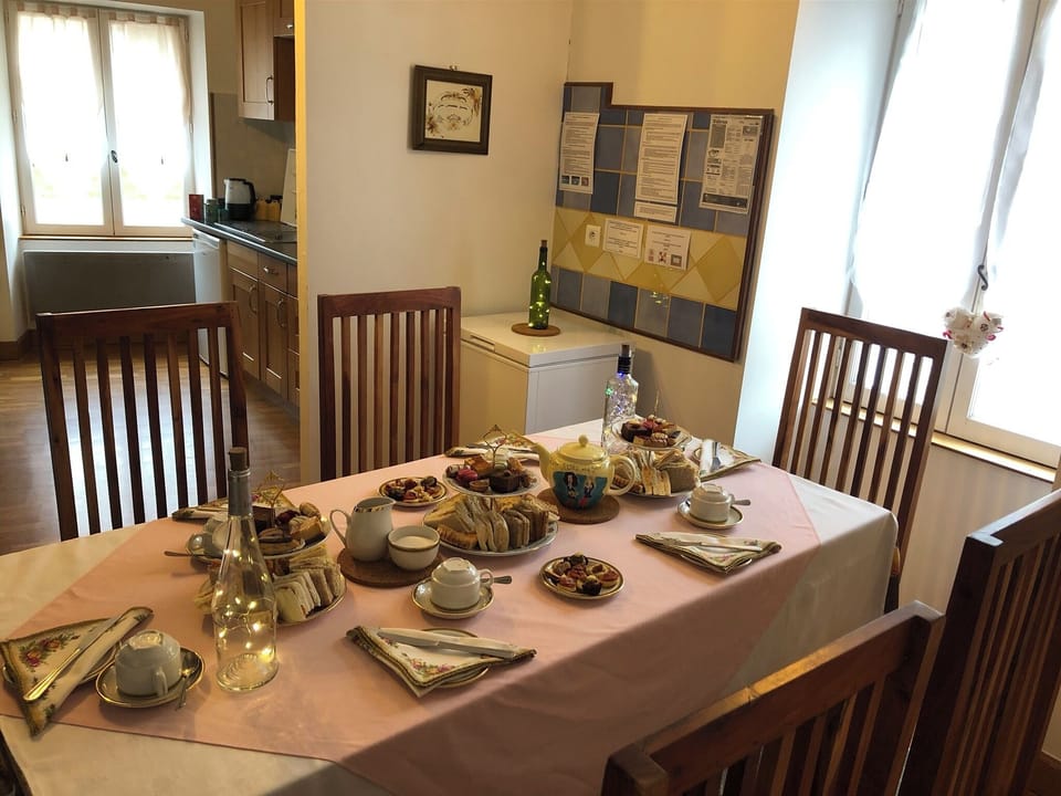 Why not have an afternoon tea with your family and friends? This can be arranged
