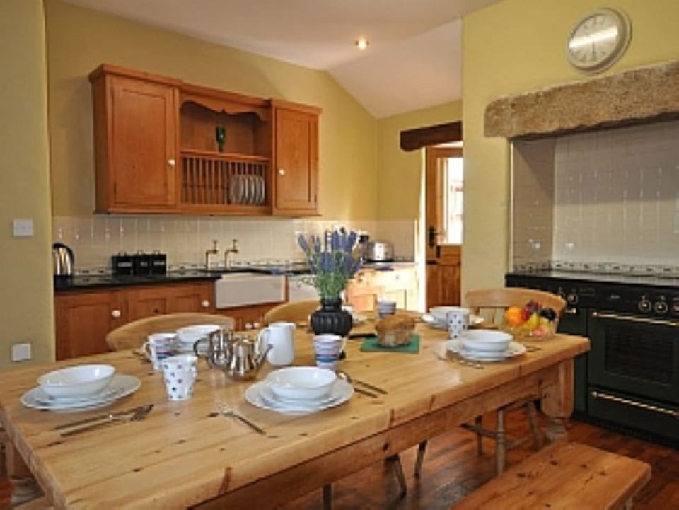WELL EQUIPPED FARMHOUSE KITCHEN