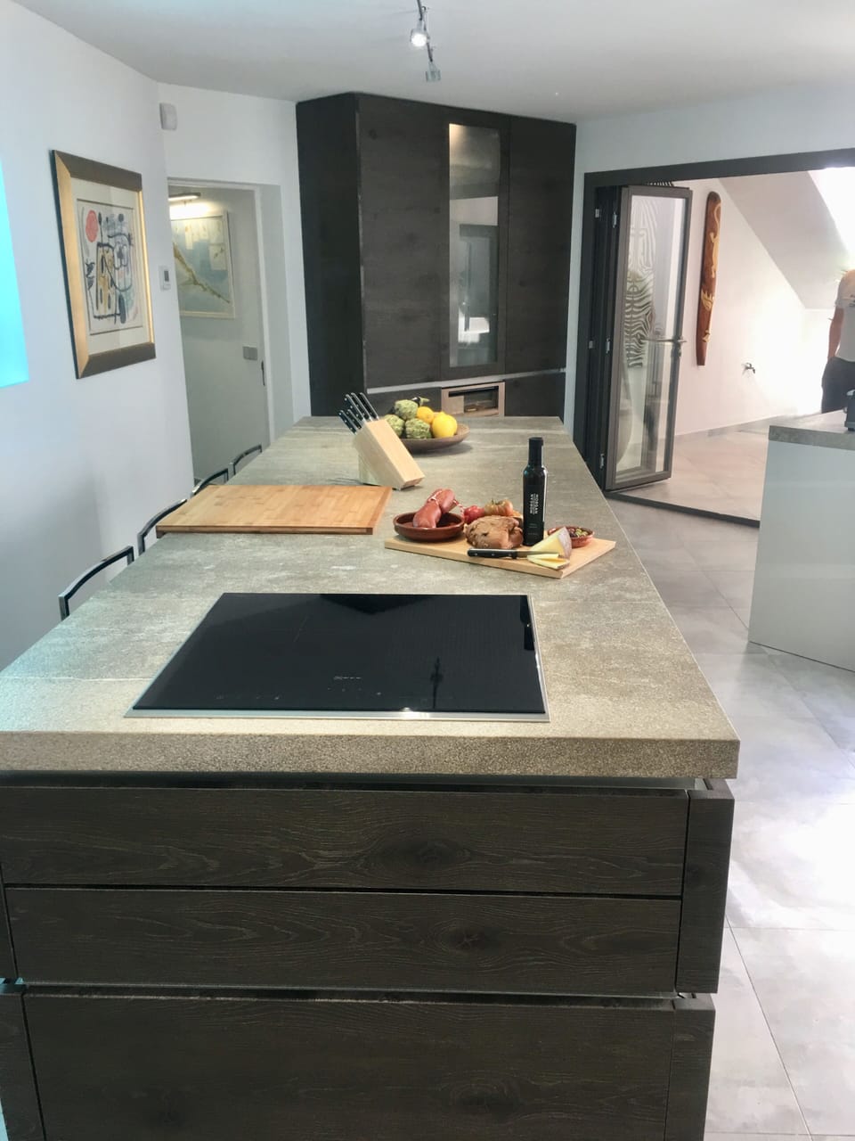 Kitchen has an induction hob, 2 Neff ovens, American f/freezer & dishwasher.