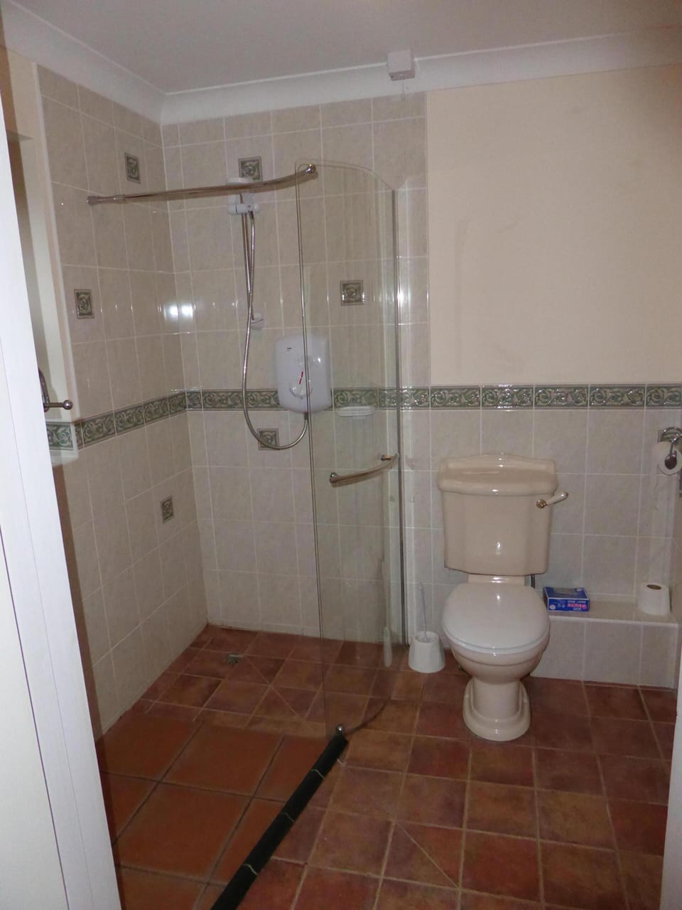 Ground floor double bedroom en-suite wet room