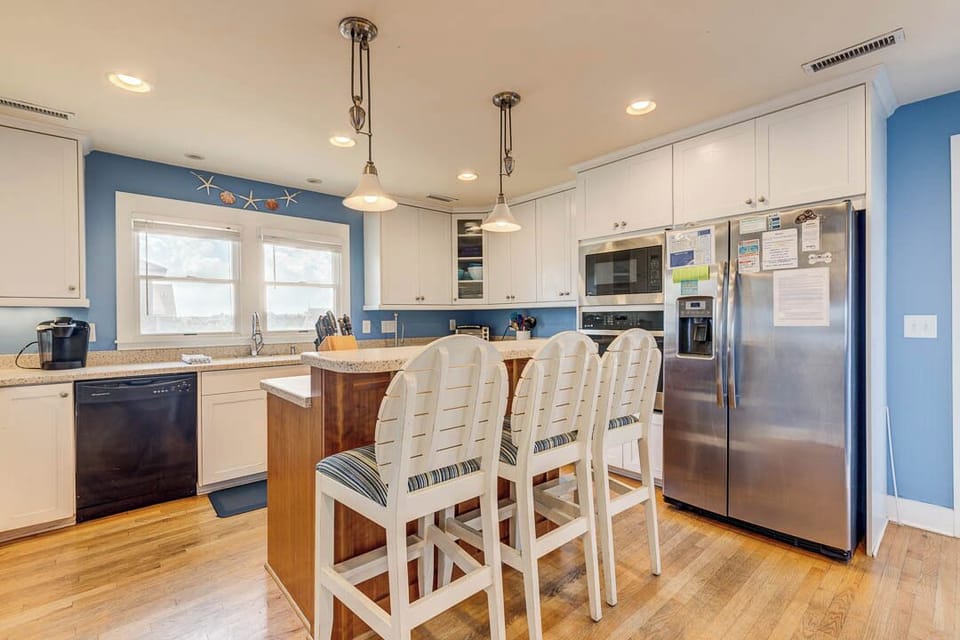 Top-Level Kitchen with Bar (seats 3)