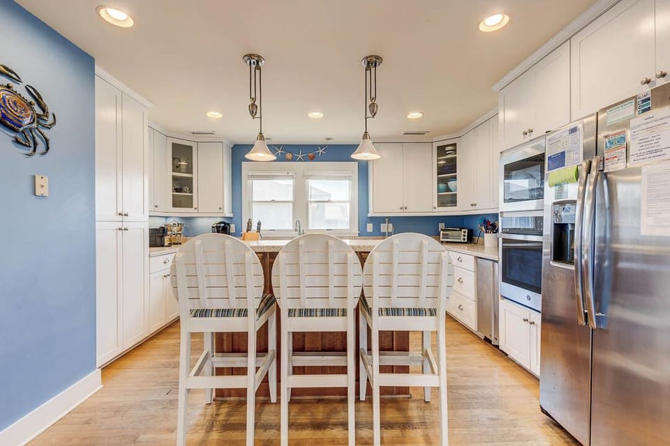 Top-Level Kitchen with Bar (seats 3)