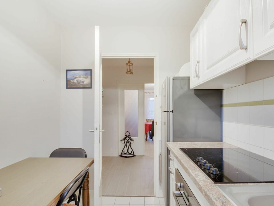 Cabinetry, Countertop, Wood, Flooring, Interior Design, Floor, Picture Frame, House, Hall