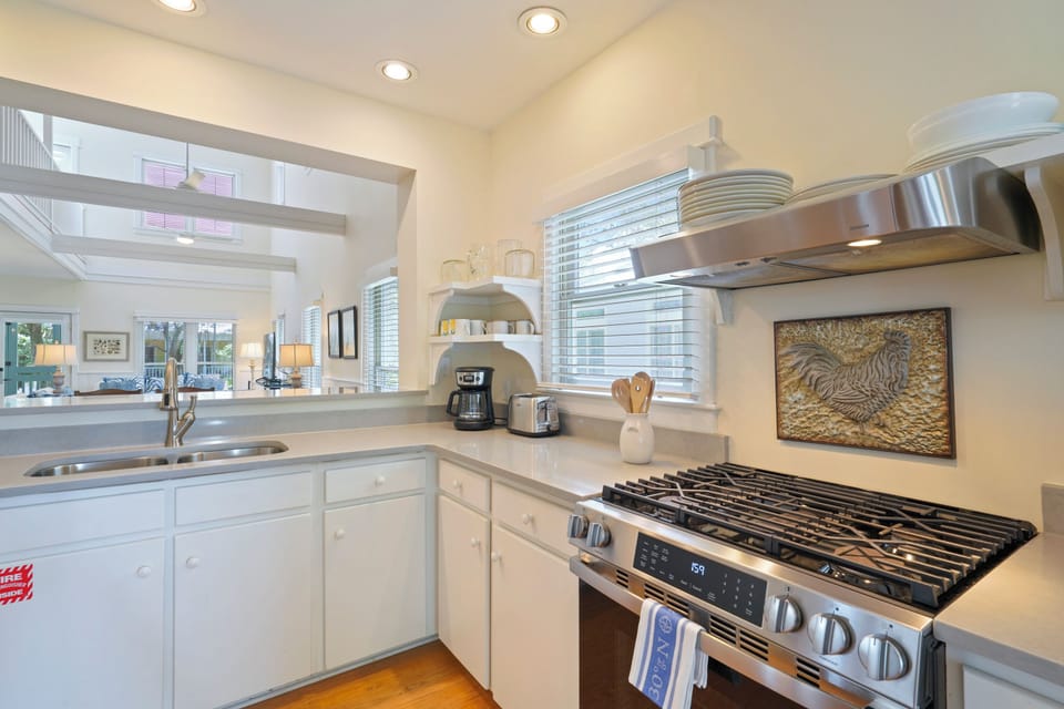 KITCHEN W/4 BURNER GAS STOVE TOP, TOASTER, KEURIG & COFFEE POT