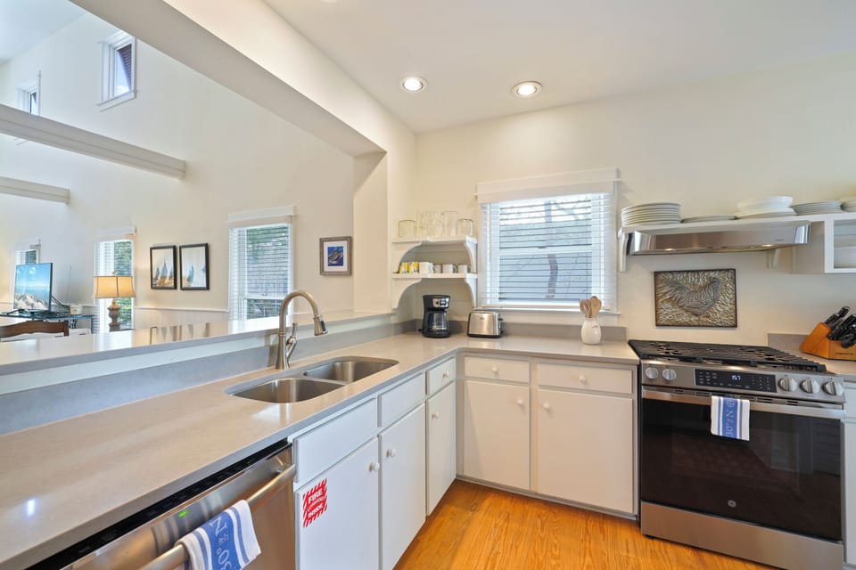 UPDATED KITCHEN W/STAINLESS STEAL APPLIANCES