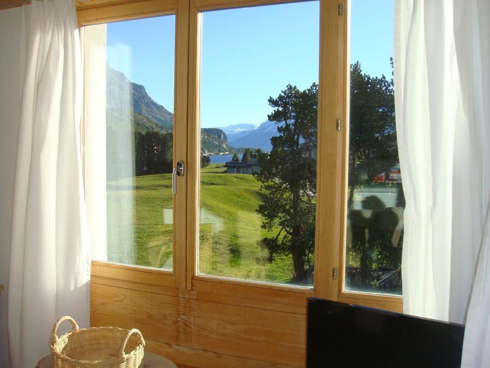 view to the lake from teh living room