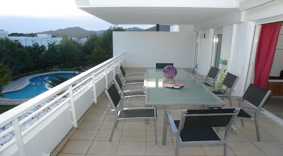 Balcony 28 square meters southwest orientation with view of pool and garden