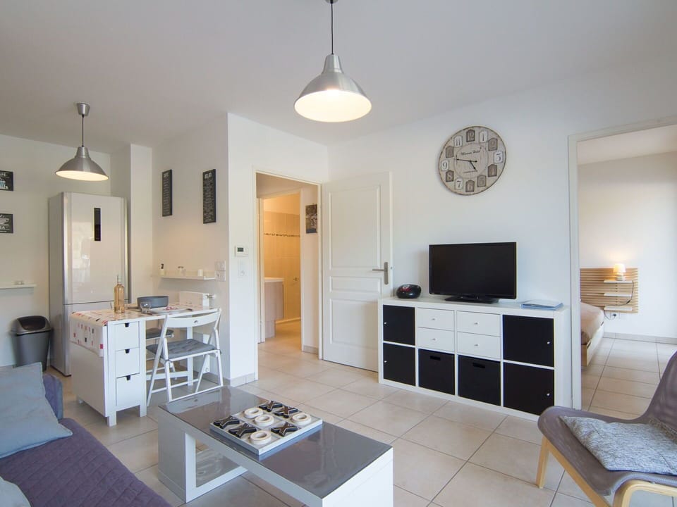 Room, Floor, Interior Design, Wood, Flooring, Home, Property, Drawer, Furniture, Wall