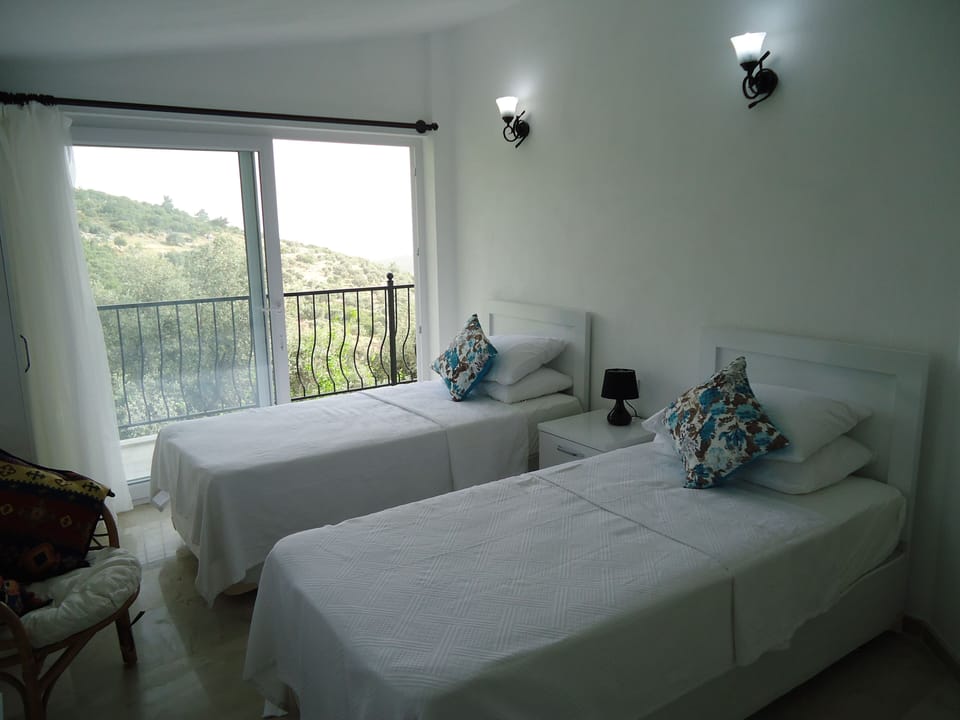 Twin bedroom