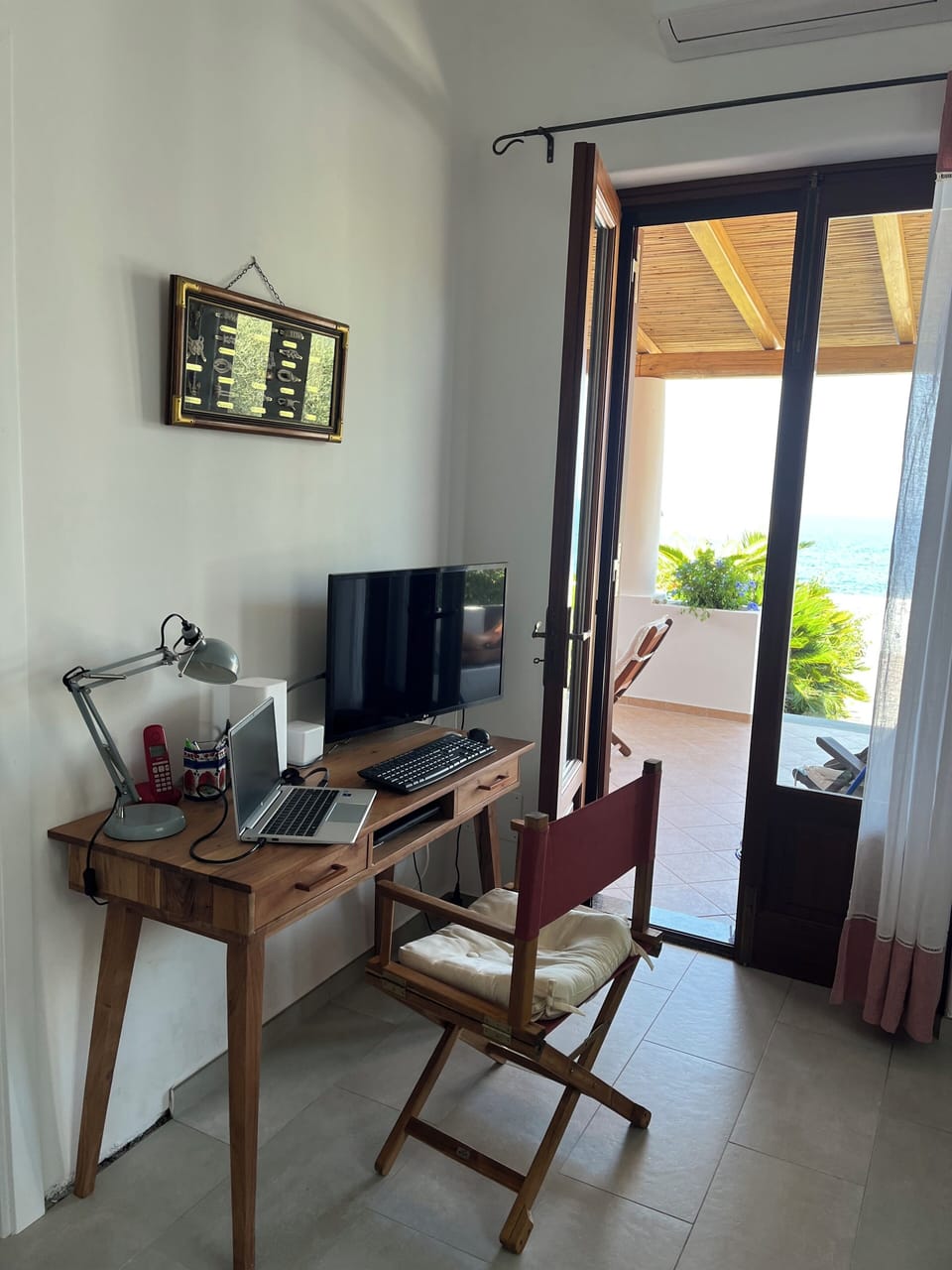 la zona studio nella seconda camera con smart TV/ Monitor.