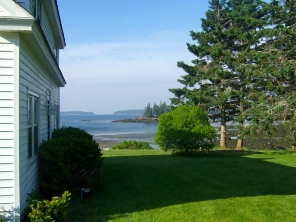 Quintessential Maine house 20' from water