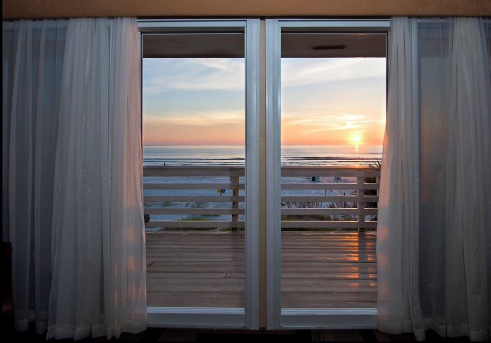 Beautiful East Coast Sunrises w/Oceanfront Views!