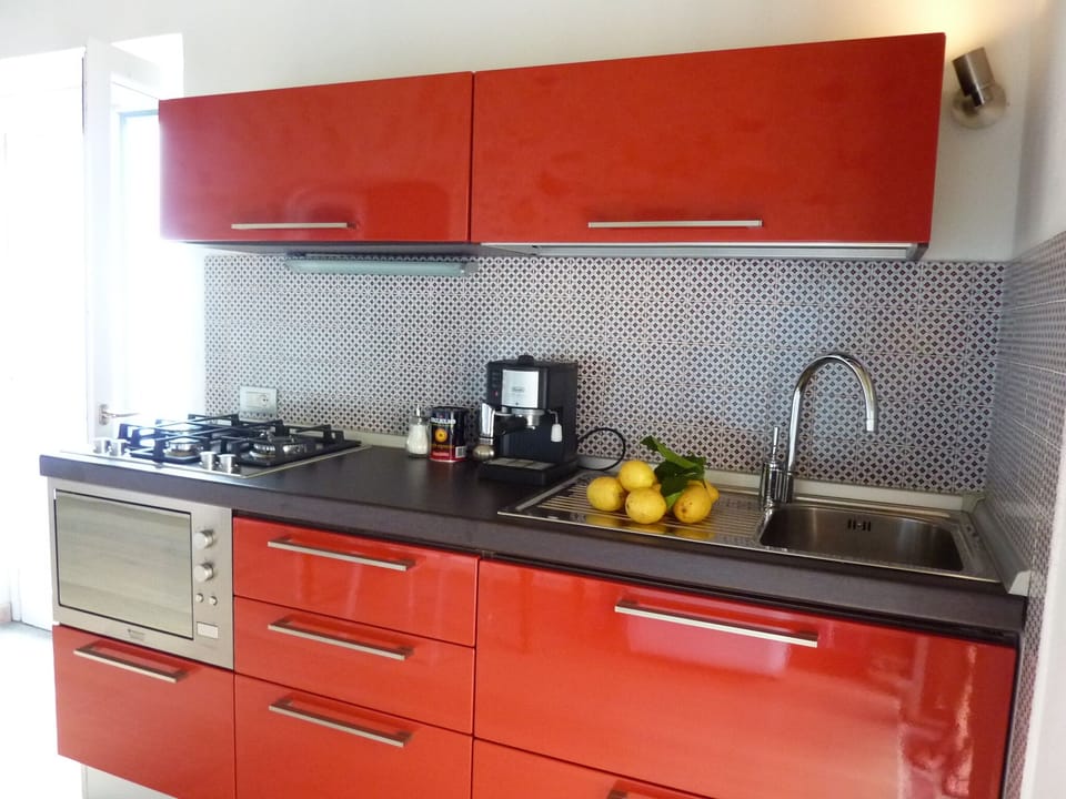 New kitchen, well equipped, ideal for breakfast and little meals at home.