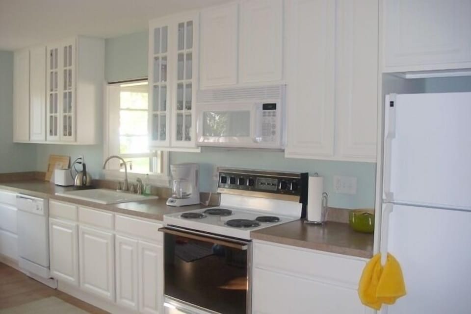 Fully equipped kitchen with dishwasher and microwave