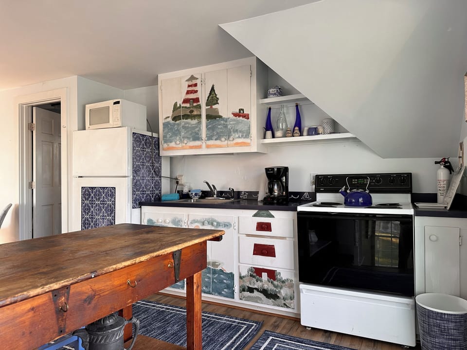 Full kitchen in attached guest quarters