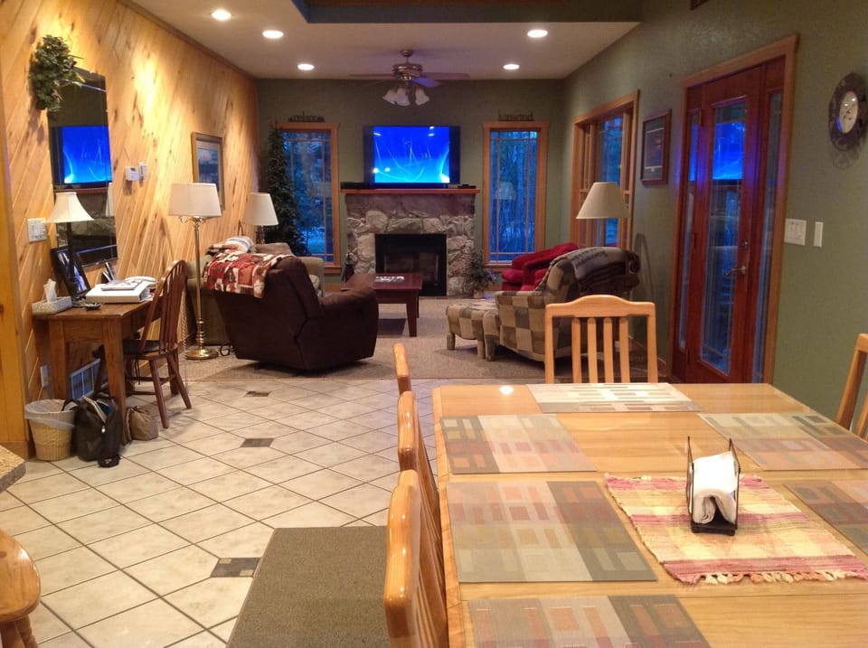 GREAT ROOM 