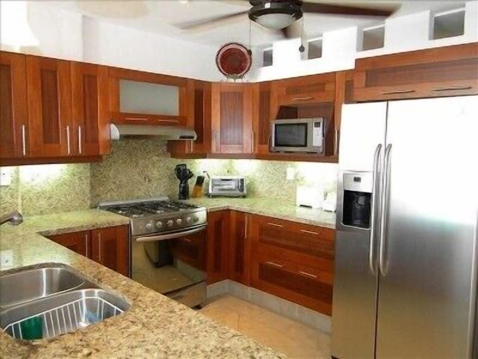 New and BEAUTIFUL full size, fully furnished kitchen!!