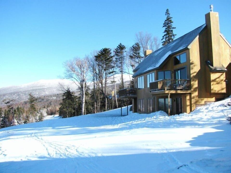 Walk out the back door onto the slopes !!!  Ski-in / Ski-out access.