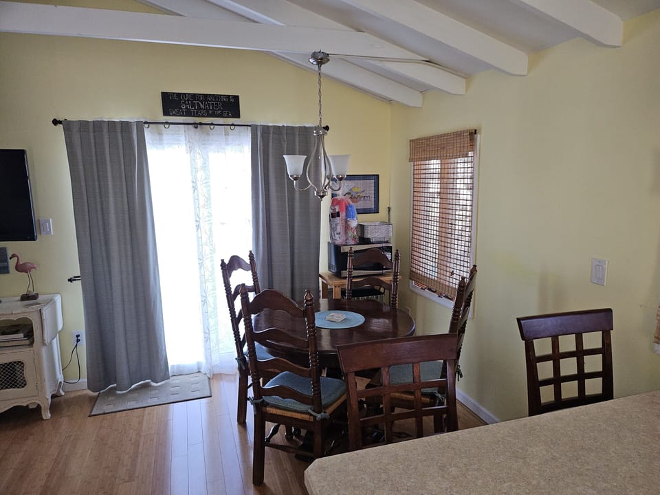 Dining area - table expands to seat 6 people