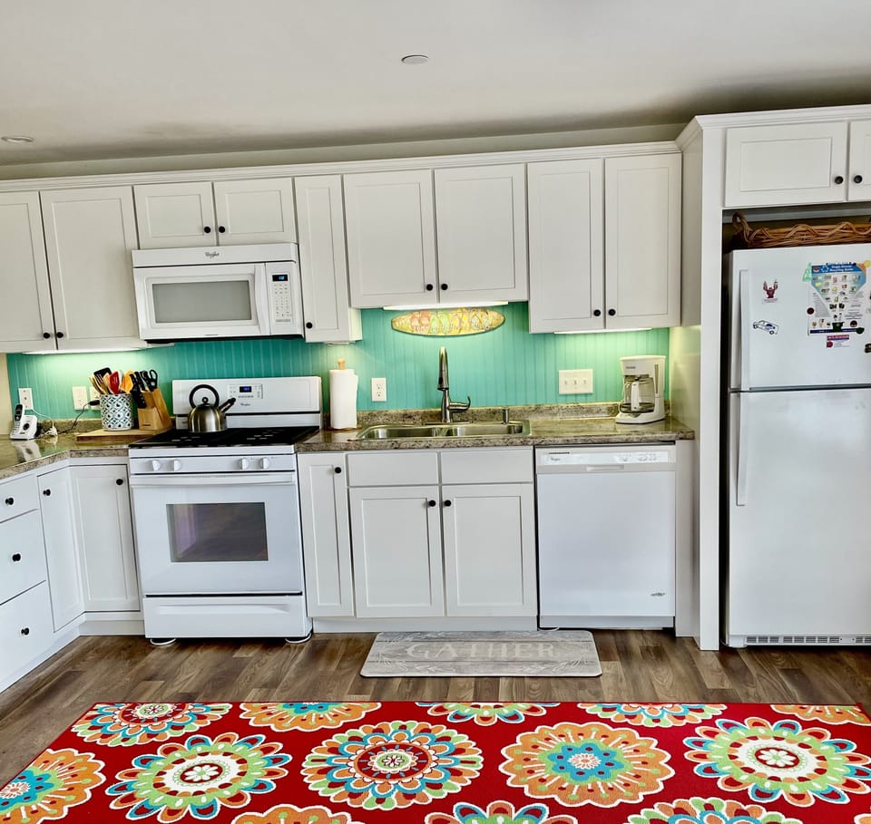 Full Kitchen w/ gas stove