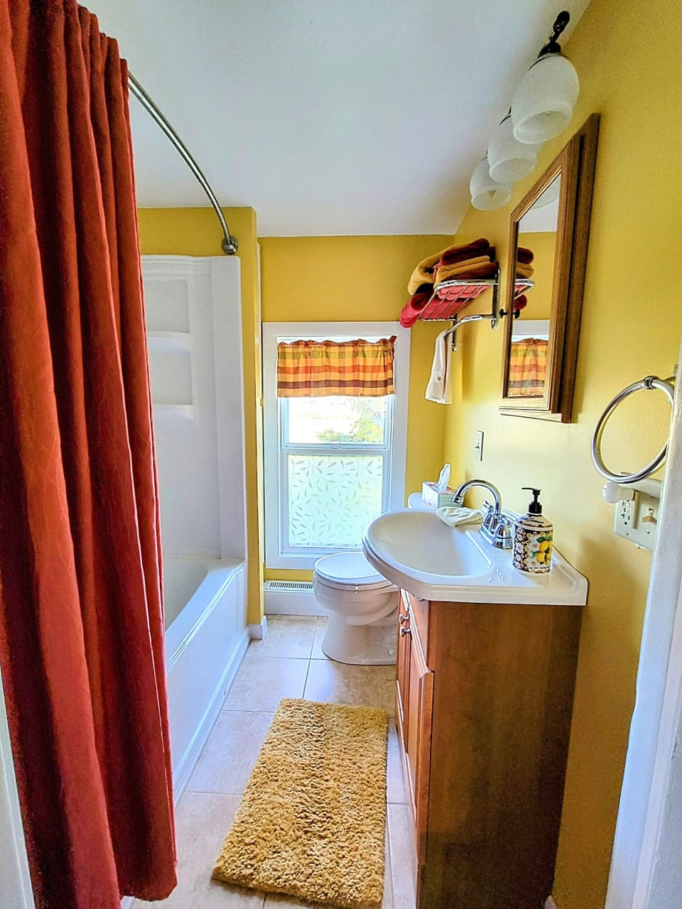 Upstairs Full bathroom.