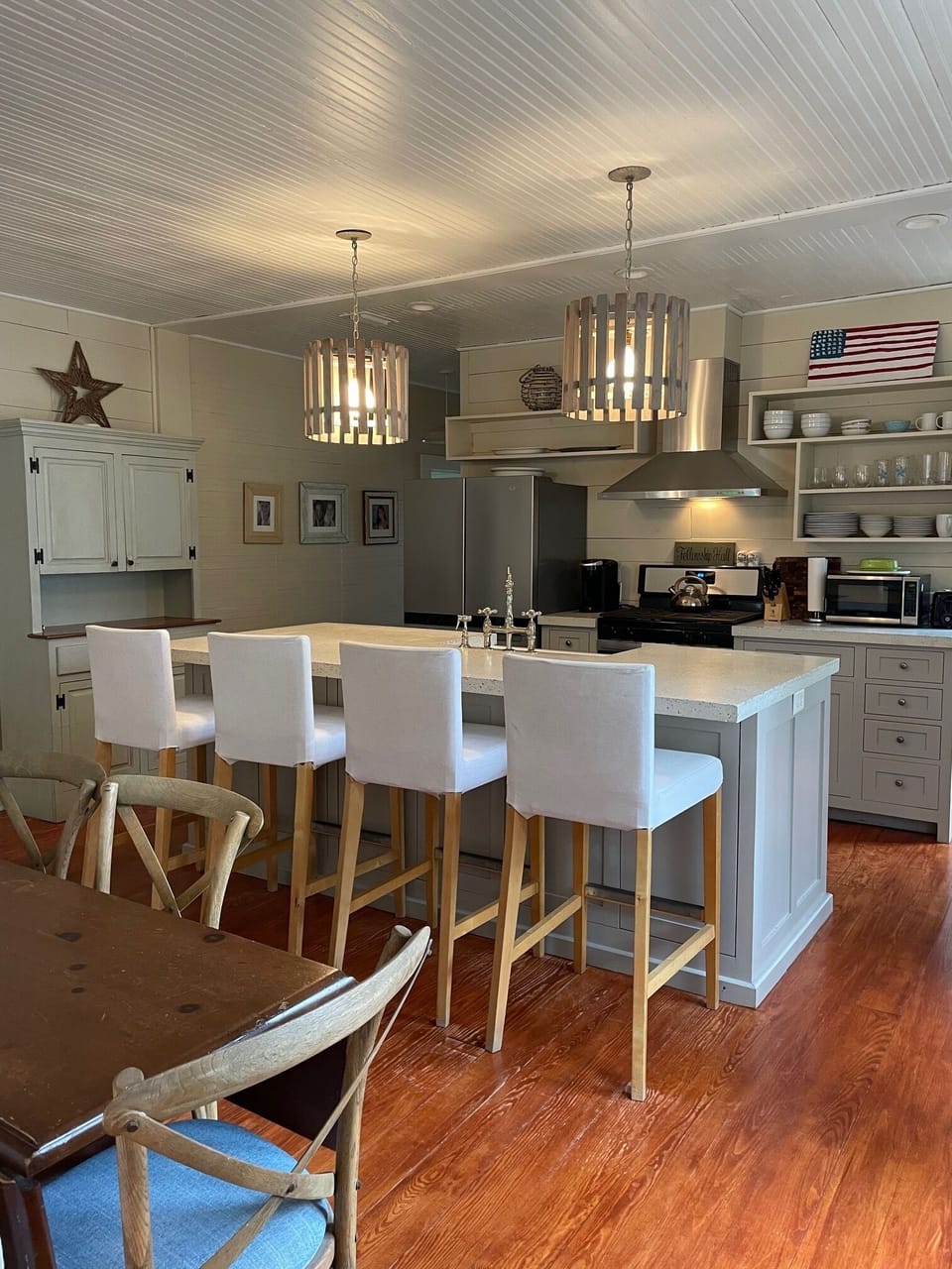 Oversized island with 4 comfortable bar stools