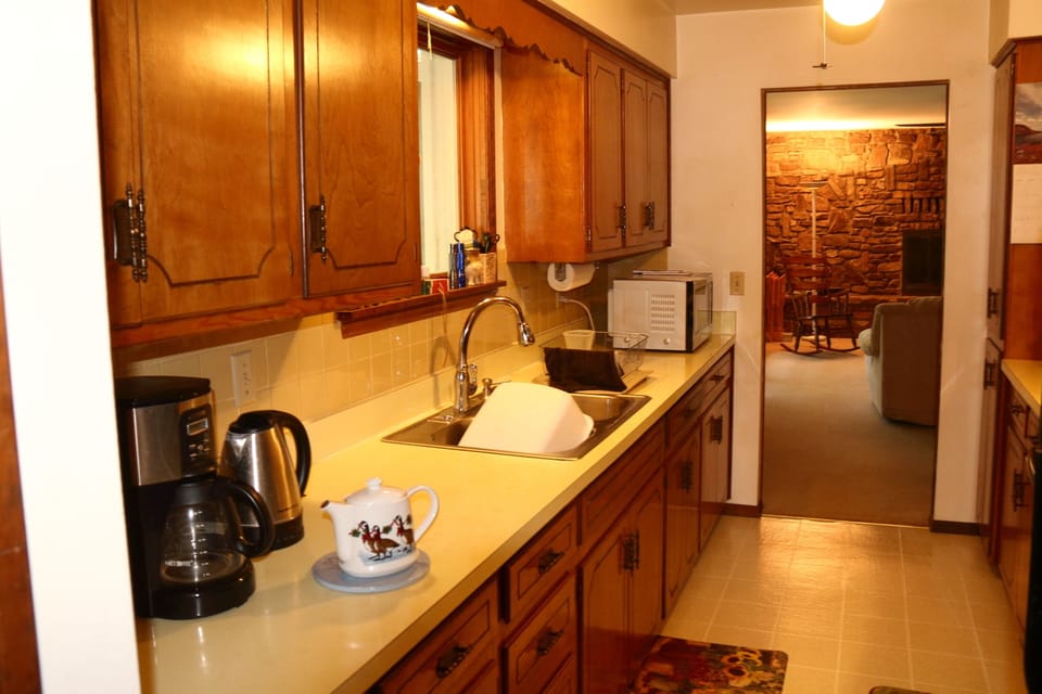 KITCHEN LOOKING TOWARD THE LIVING ROOM