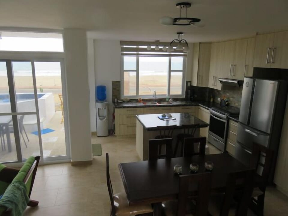 Cuisine et salle à manger / Kitchen and dining room